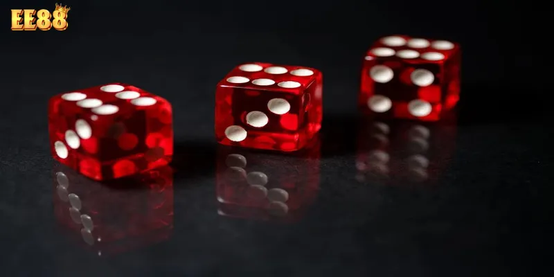 Tài xỉu là game chơi đơn giản với việc dự đoán kết quả của 3 viên xí ngầu Tài xỉu là game chơi đơn giản với việc dự đoán kết quả của 3 viên xí ngầu